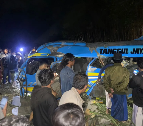 Kereta Probowangi Tabrak Minibus di Lumajang, 11 Orang Penumpang Tewas