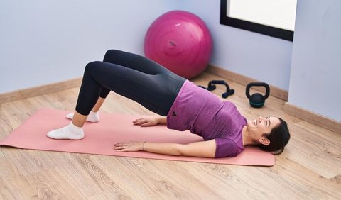 9. Yoga: Pose Jembatan untuk Otot Dasar Panggul