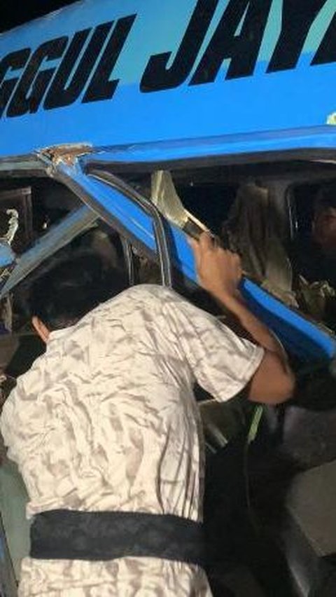 Detik-Detik Minibus Tertabrak Kereta Api di Lumajang, 11 Orang Meninggal Dunia<br>