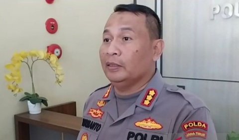 Kabid Humas Polda Jawa Timur Kombes Pol. Dirmanto mengaku terpaksa menembakkan gas air mata karena suporter yang semakin beringas.<br>