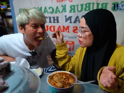 Tak Gengsi, Lesti Kejora dan sang Suami Jajan Bubur Kacang Ijo dan Bakso di Pinggir Jalan