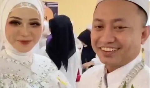 “Nikah massal, tidak apa-apa. Uangnya buat beli tanah ya, dik,” ucap mempelai pria kepada istrinya.