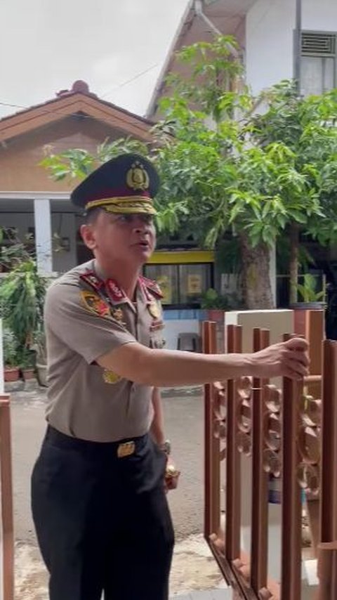 Sikap Sempurna, Brigjen Pol Deni Dharmapala Saat Pulang Ke Rumah Orang Tua Sambil Memberi Hormat 'Siap Menghadap Kepada Bapak'