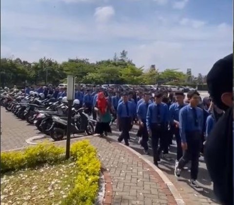 Foto Prewedding di Areal Kampus, Pasangan Ini Tersipu Malu Jadi Pusat Perhatian Rombongan Murid SMA