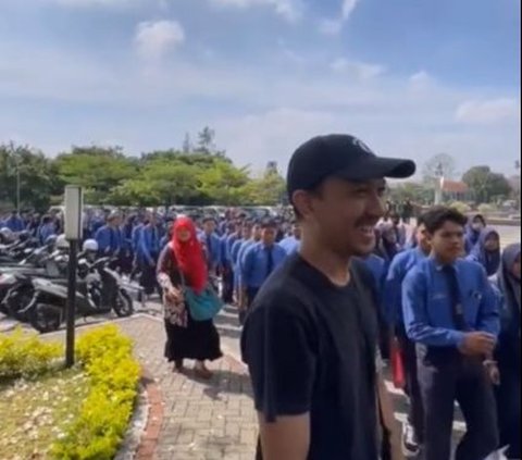 Foto Prewedding di Areal Kampus, Pasangan Ini Tersipu Malu Jadi Pusat Perhatian Rombongan Murid SMA