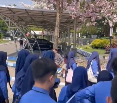 Foto Prewedding di Areal Kampus, Pasangan Ini Tersipu Malu Jadi Pusat Perhatian Rombongan Murid SMA