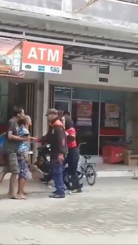 Viral Pegawai Minimarket di Medan Terlibat Adu Mulut dengan Pengamen, Aksinya Bikin Salut Warganet<br>