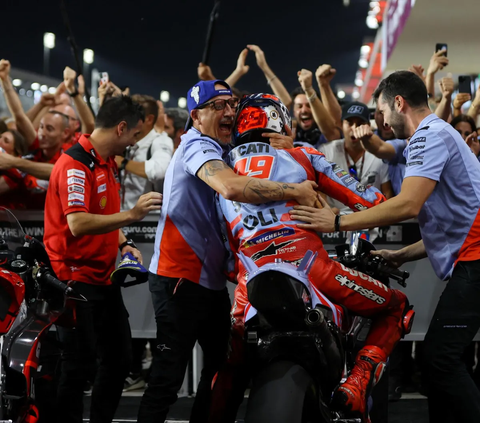 FOTO: Tangis Haru Fabio Di Giannantonio Rasakan Podium Perdana Usai Jadi Juara MotoGP Qatar 2023