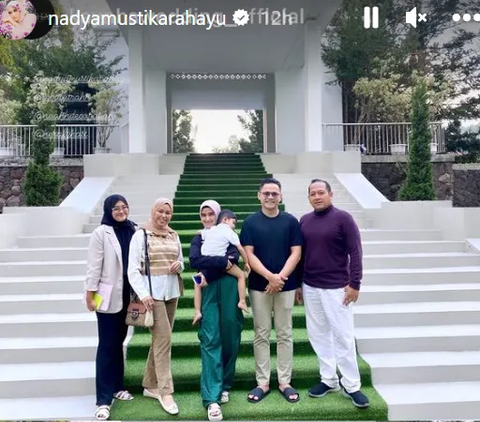 Showing Photos with a Blue Background with Iqbal Fitrah Rosadi, Nadya Mustika will Get Married This Month