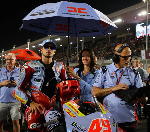 FOTO: Tangis Haru Fabio Di Giannantonio Rasakan Podium Perdana Usai Jadi Juara MotoGP Qatar 2023