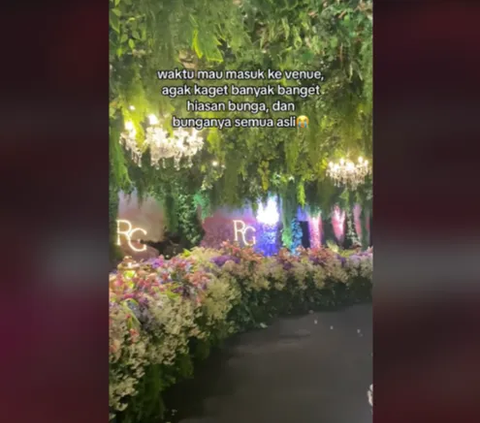 Bagaimana tidak, seluruh ruangan dipenuhi oleh hiasan bunga yang semuanya menggunakan bunga asli. Hal tersebut diungkapkan oleh MUA Gwen Ashley melalui akun TikTok imelvilentcia.<br>