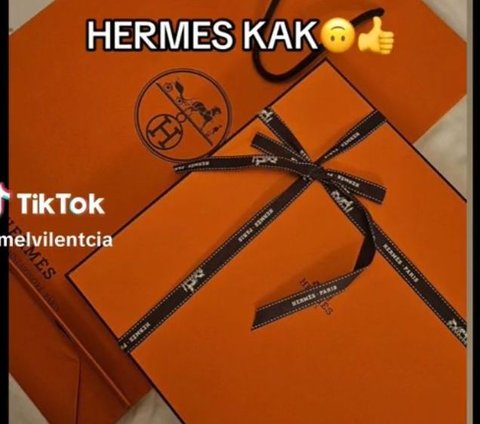 Kemewahan pernikahan Ryan dan Gwen kembali terlihat dari souvenir pernikahan keduanya. Keduanya memberikan souvenir berupa piring set dari brand ternama Hermes. <br>