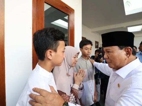 Prabowo Hugs and Kisses Super Tucano Pilot's Son, Adopted as Foster Child: If Anything Happens, Look for Me