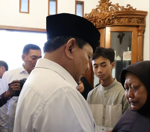 Prabowo Hugs and Kisses Super Tucano Pilot's Son, Adopted as Foster Child: If Anything Happens, Look for Me