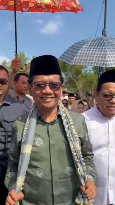 Cawapres Mahfud Terkejut Nyekar ke Makam Ayah Ada Pak Jokowi Lakukan Pengamanan, Ini Dia Sosoknya <br>