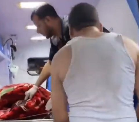Momen Ambulans Bekasi Angkut Korban Serangan Israel di Palestina