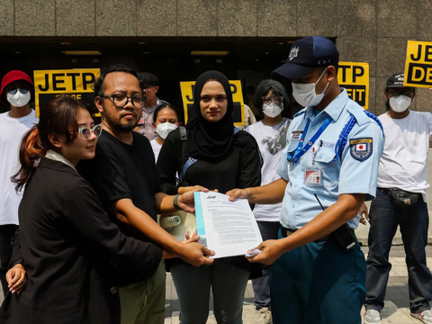 FOTO: Geruduk Kebubes Jepang, Aktivis Greenpeace Kirim Dokumen Masukan Masyarakat Indonesia Terkait Rencana Investasi Kebijakan JETP