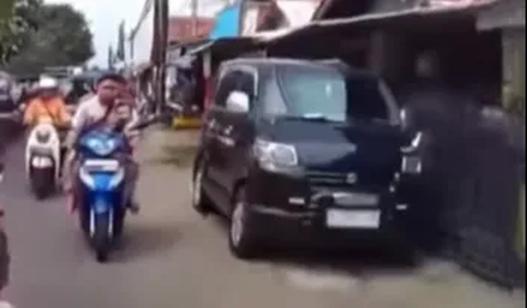 “Eh buk berhenti dulu! Woi berhenti dulu!,” ucap pria pemotor itu.<br>