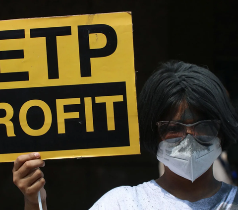 FOTO: Geruduk Kebubes Jepang, Aktivis Greenpeace Kirim Dokumen Masukan Masyarakat Indonesia Terkait Rencana Investasi Kebijakan JETP