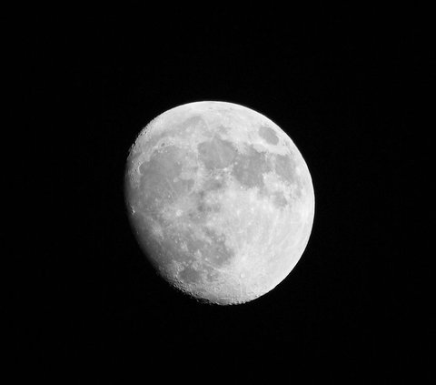 Kehadiran bulan di malam hari membuat banyak orang terpesona karena keindahannya di langit yang luas. Cahayanya yang terpancar serasa membuat kegelapan malam tak lagi pekat.