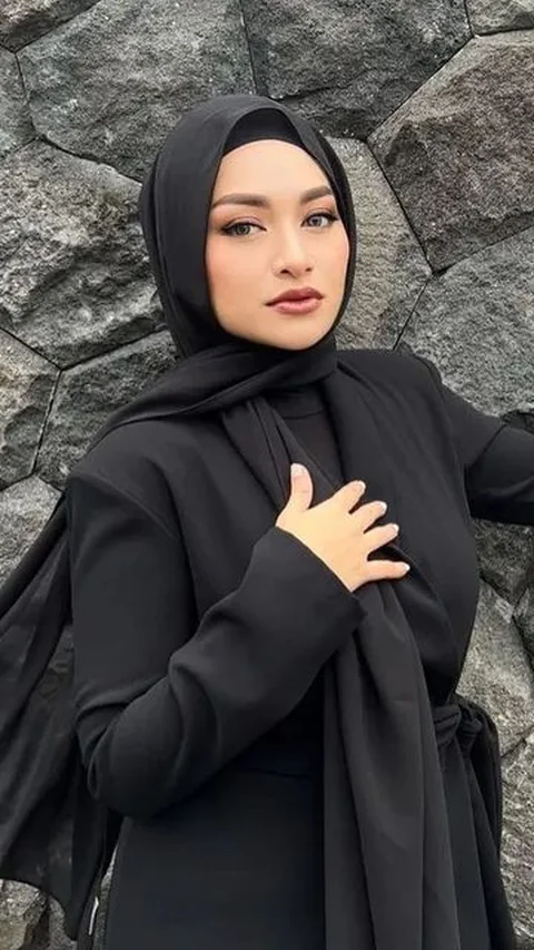 Nathalie appeared wearing a black pashmina, making her appearance stunning.
