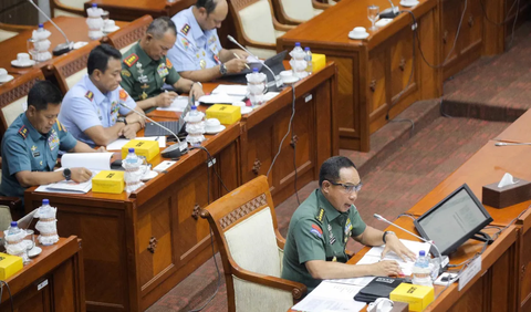 Rapat internal Komisi I DPR juga menyetujui pemberhentian dengan hormat Laksamana TNI Yudo Margono sebagai Panglima TNI.<br>