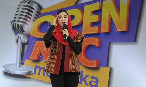 Lucunya Penampilan Istri Pejabat dalam Open Mic Merdeka