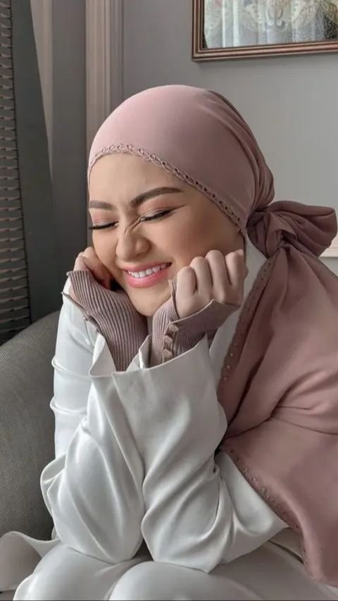 There is also Nathalie's hijab style with pastel-colored hijab combined with blush makeup.