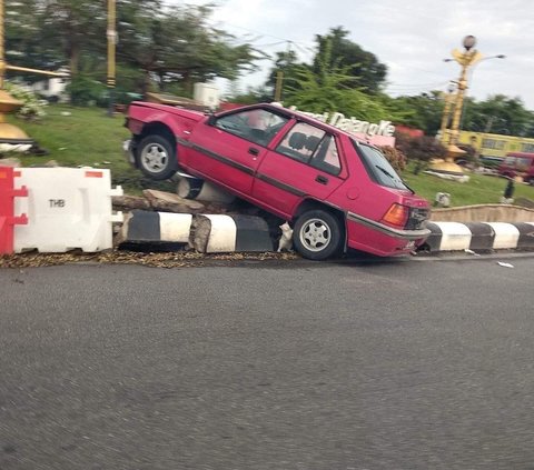 10 Potret Mobil Tersangkut di Tempat-tempat Tak Terduga, Jadi Bingung Mikir Penyebabnya