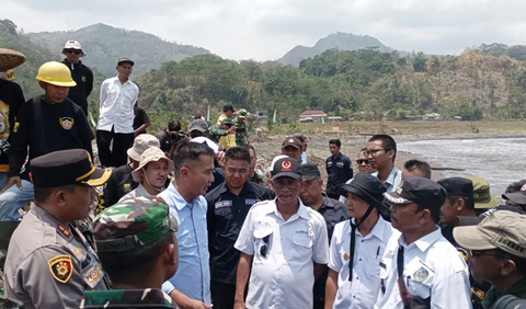 Sebab, menurut Bey, berdasarkan keluhan warga banyak sopir truk yang membandel tetap memarkir pada sore hari.<br>