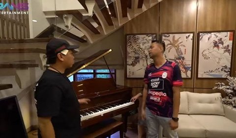 Ada piano pemberian Raffi Ahmad