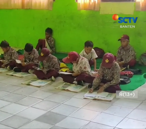 SD di Serang Ini Memprihatinkan, Siswanya Terpaksa Belajar di Lantai karena Meja dan Kursi Rusak