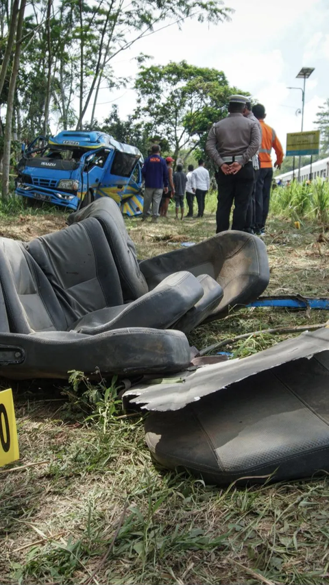 FOTO: Kondisi Ringsek Mini Bus Elf yang Tewaskan 11 Penumpang Usai Tertabrak KA Probowangi di Lumajang