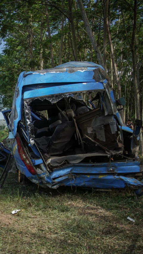 Musibah kecelakaan di perlintasan kereta tanpa palang pintu itu telah mengakibatkan sebelas korban tewas dan empat orang lainnya terluka.