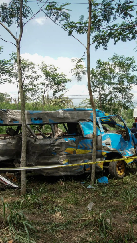 Kondisi mini bus itu tampak ringsek dengan kaca jendela yang pecah hingga kursi penumpang yang berhamburan ke luar.