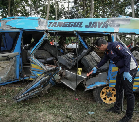 FOTO: Kondisi Ringsek Mini Bus Elf yang Tewaskan 11 Penumpang Usai Tertabrak KA Probowangi di Lumajang