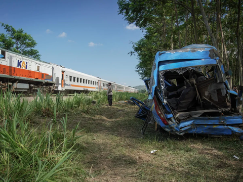 FOTO: Kondisi Ringsek Mini Bus Elf yang Tewaskan 11 Penumpang Usai Tertabrak KA Probowangi di Lumajang