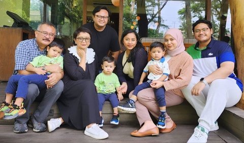 Meski jadwal begitu padat, Retno Marsudi tetap meluangkan waktu untuk kumpul bersama keluarga. Bahkan hanya 12 jam saja waktunya di Jakarta sebelum kembali terbang. <br>