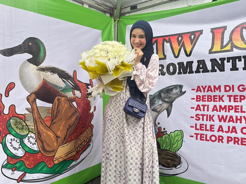 Portrait of Shireen Sungkar-Teuku Wisnu's Romantic Dinner Celebrating 10 Years of Marriage at Pecel Lele by the Roadside