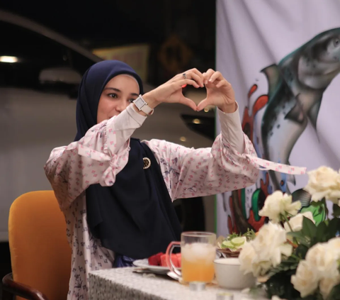 Portrait of Shireen Sungkar-Teuku Wisnu's Romantic Dinner Celebrating 10 Years of Marriage at Pecel Lele by the Roadside