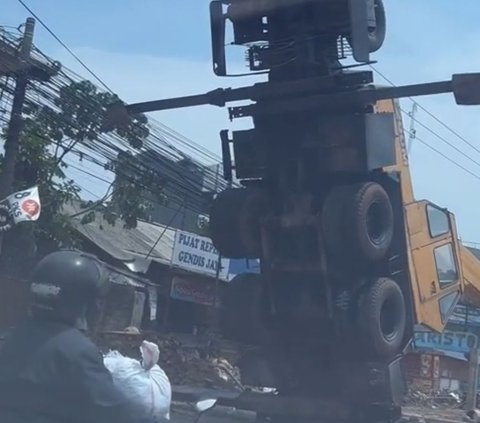 The Position of the Overturned Crane Truck in Cibinong Resembles a Transformer, Makes You Laugh but Concerned