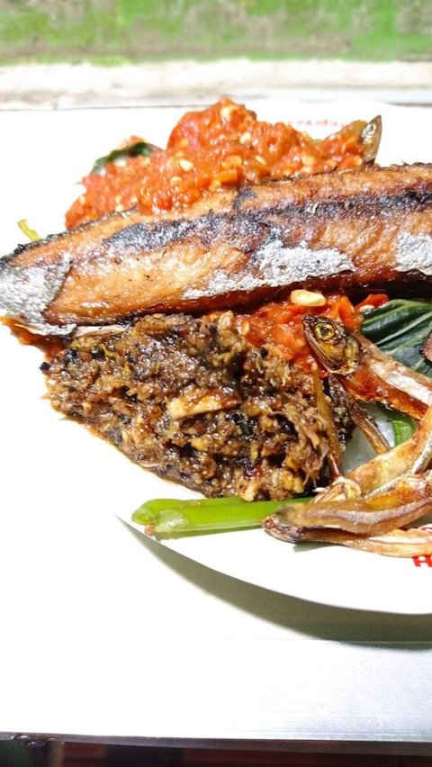 Warung Legendaris di Pasar Surabaya Cuma Jualan Nasi Sambal tapi Selalu Ramai Pengunjung, Penjualnya Tak Berhenti Ngulek