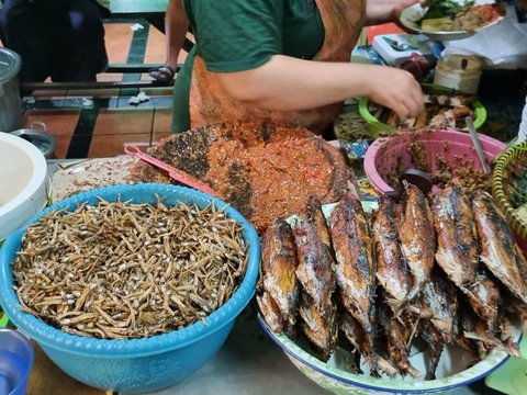 Warung Legendaris di Pasar Surabaya Cuma Jualan Nasi Sambal tapi Selalu Ramai Pembeli, Penjualnya Tak Berhenti Ngulek