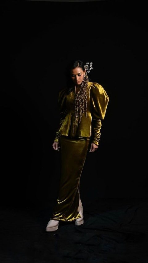 Adinia Wirasti's Glamorous Style in a Stunning Yellow Satin Outfit