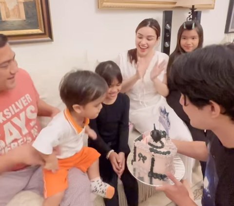 10 Momen Teuku Rassya Bersama Tiga Adik Sambungnya, Sweet Banget Ikut Rayakan Ultah