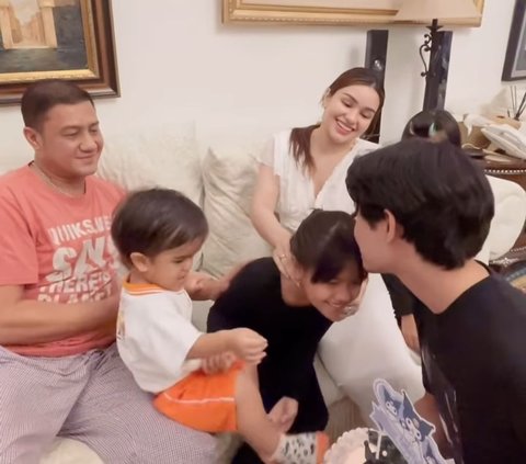 10 Momen Teuku Rassya Bersama Tiga Adik Sambungnya, Sweet Banget Ikut Rayakan Ultah