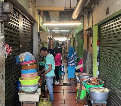 Warung Legendaris di Pasar Surabaya Cuma Jualan Nasi Sambal tapi Selalu Ramai Pembeli, Penjualnya Tak Berhenti Ngulek