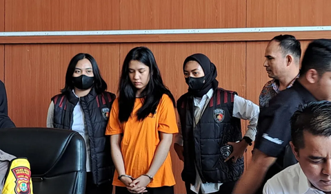 <br>Polres Metro Jakarta Pusat mengungkap hasil kejahatan Ghisca Debora Aritonang (19) dari hasil menipu penjualan tiket konser Coldplay. <br>