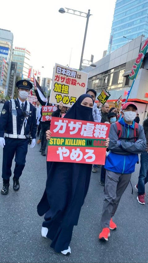 Penuh Haru, Intip Momen Zaskia Adya Mecca Ikut Aksi Dukung Palestina saat Liburan di Jepang