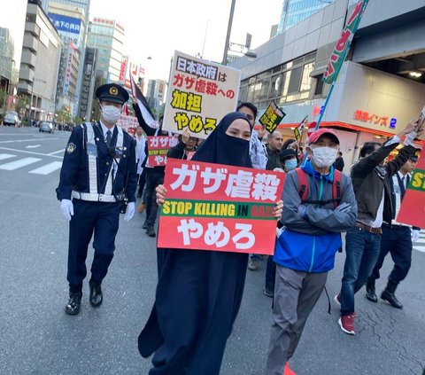 Penuh Haru, Intip Momen Zaskia Adya Mecca Ikut Aksi Dukung Palestina saat Liburan di Jepang